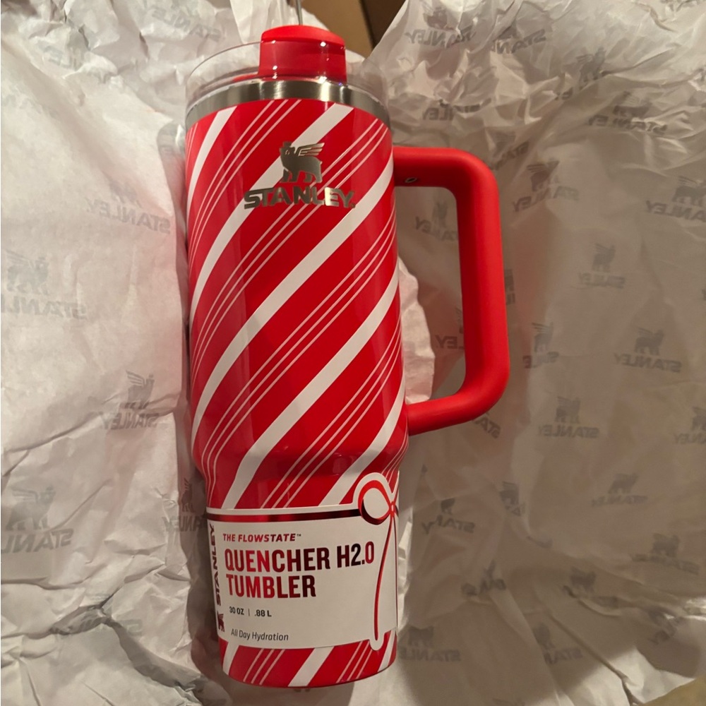 Stanley 30 oz
Stainless Steel H2.0
FlowState
Quencher Tumbler
Candy Cane Twist